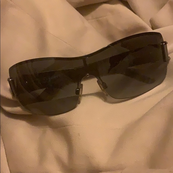100% authentic BURBERRY sunglasses. - Picture 3 of 8